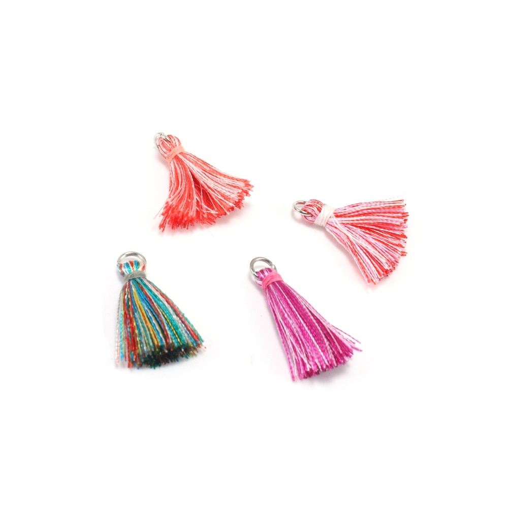 10 à 20 pendentifs à petits pompons en coton de 2 cm.