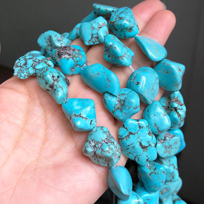 Pépites de forme libre de howlite bleue