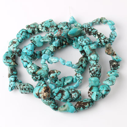 Pépites de forme libre de howlite bleue