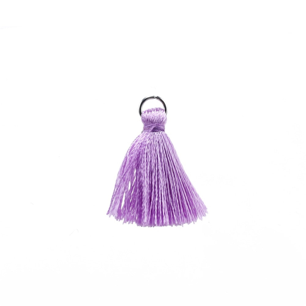 10 à 20 pendentifs à petits pompons en coton de 2 cm.