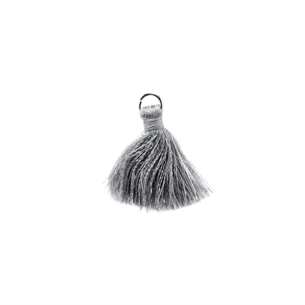 10 à 20 pendentifs à petits pompons en coton de 2 cm.