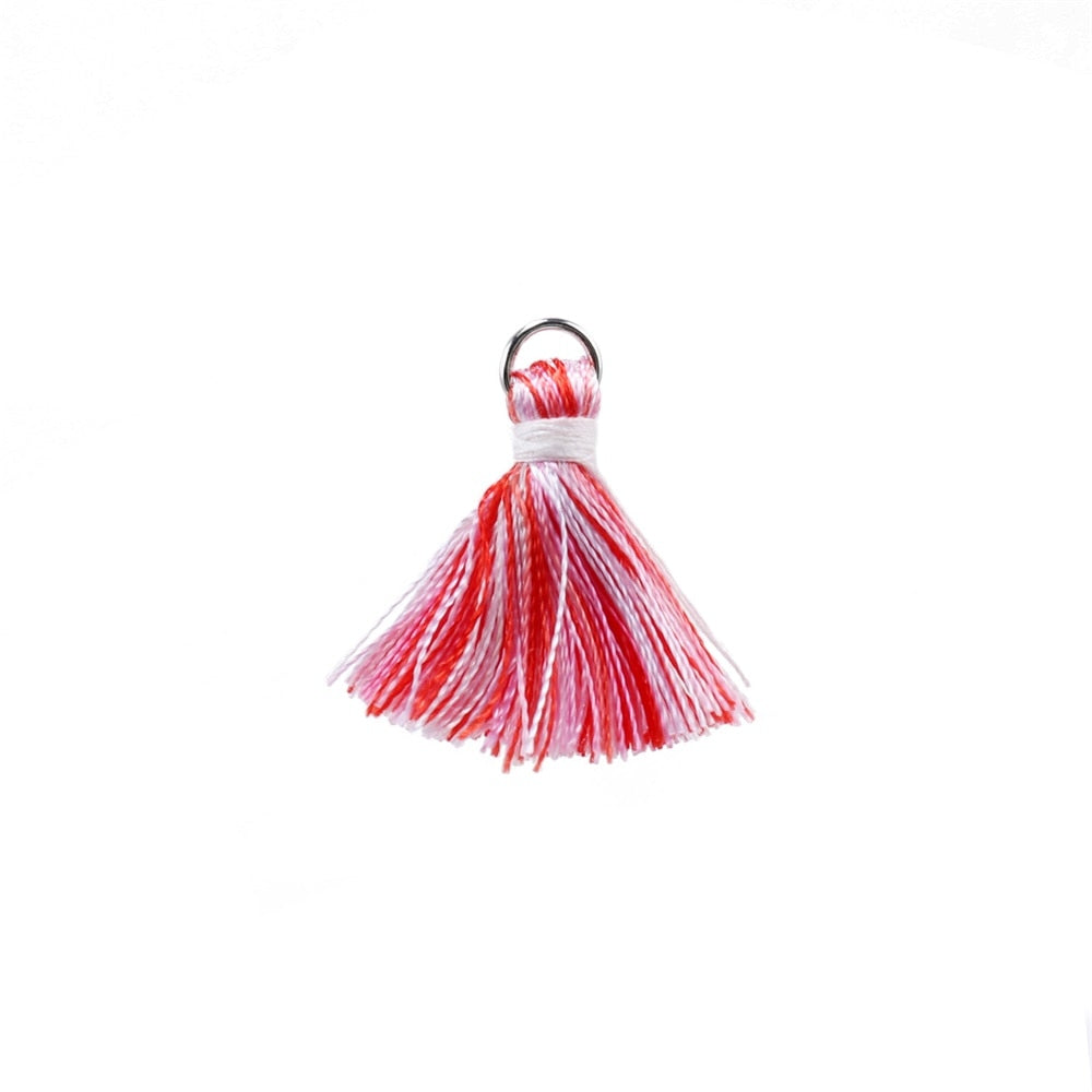 10 à 20 pendentifs à petits pompons en coton de 2 cm.