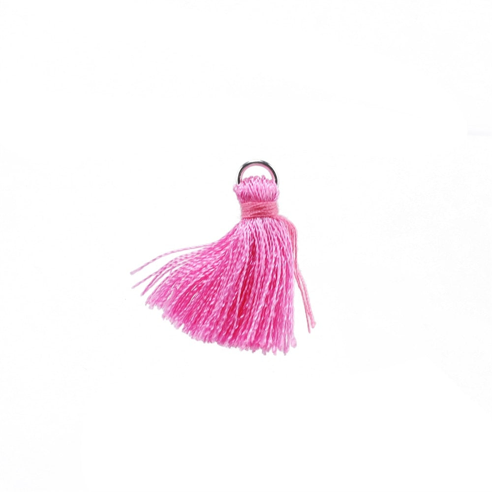 10 à 20 pendentifs à petits pompons en coton de 2 cm.