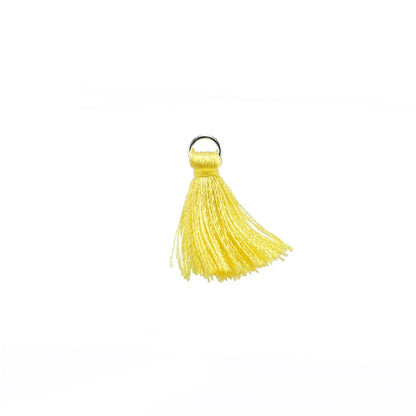 10 à 20 pendentifs à petits pompons en coton de 2 cm.