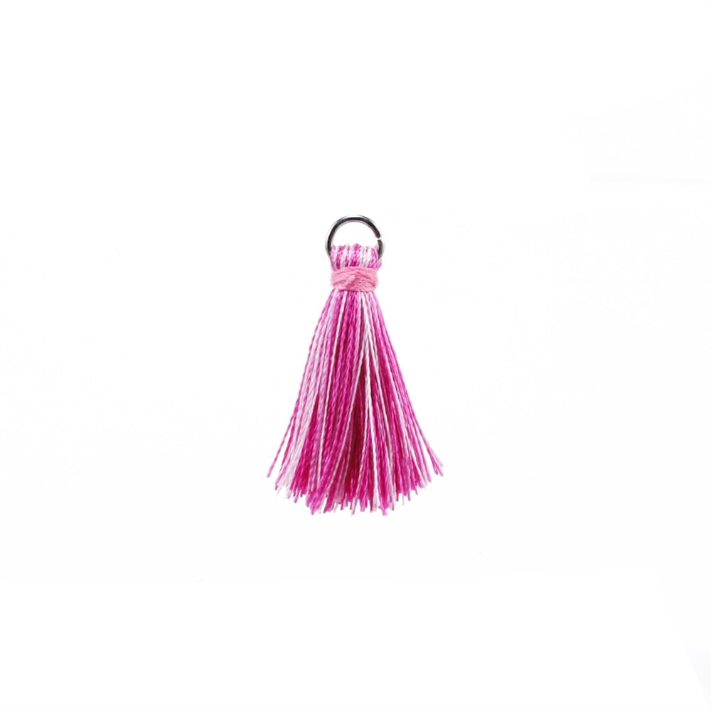 10 à 20 pendentifs à petits pompons en coton de 2 cm.