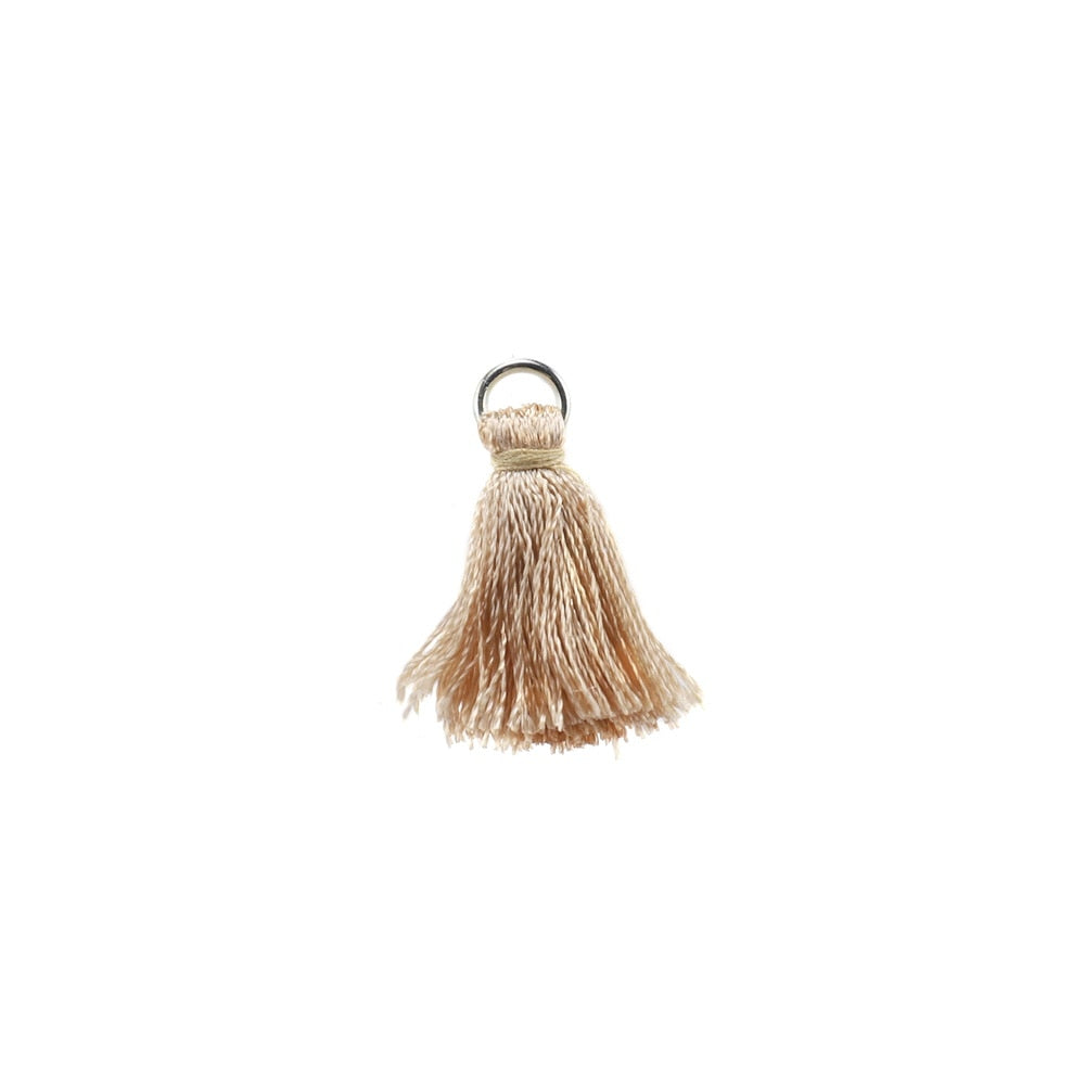10 à 20 pendentifs à petits pompons en coton de 2 cm.