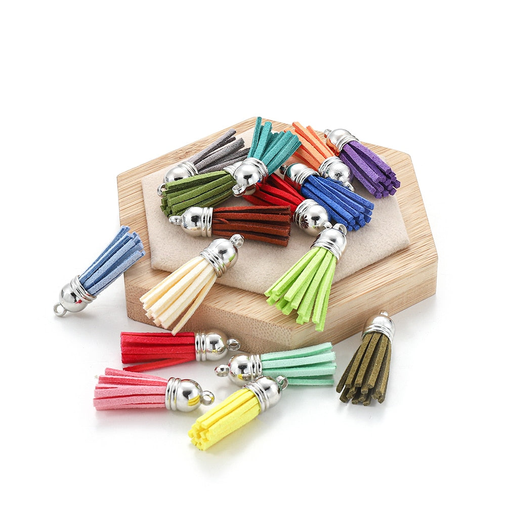 60 pendentifs en cuir vintage avec pampilles de 38 mm.