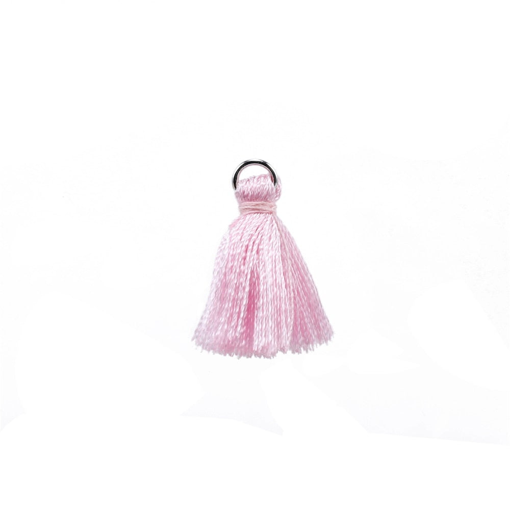 10 à 20 pendentifs à petits pompons en coton de 2 cm.