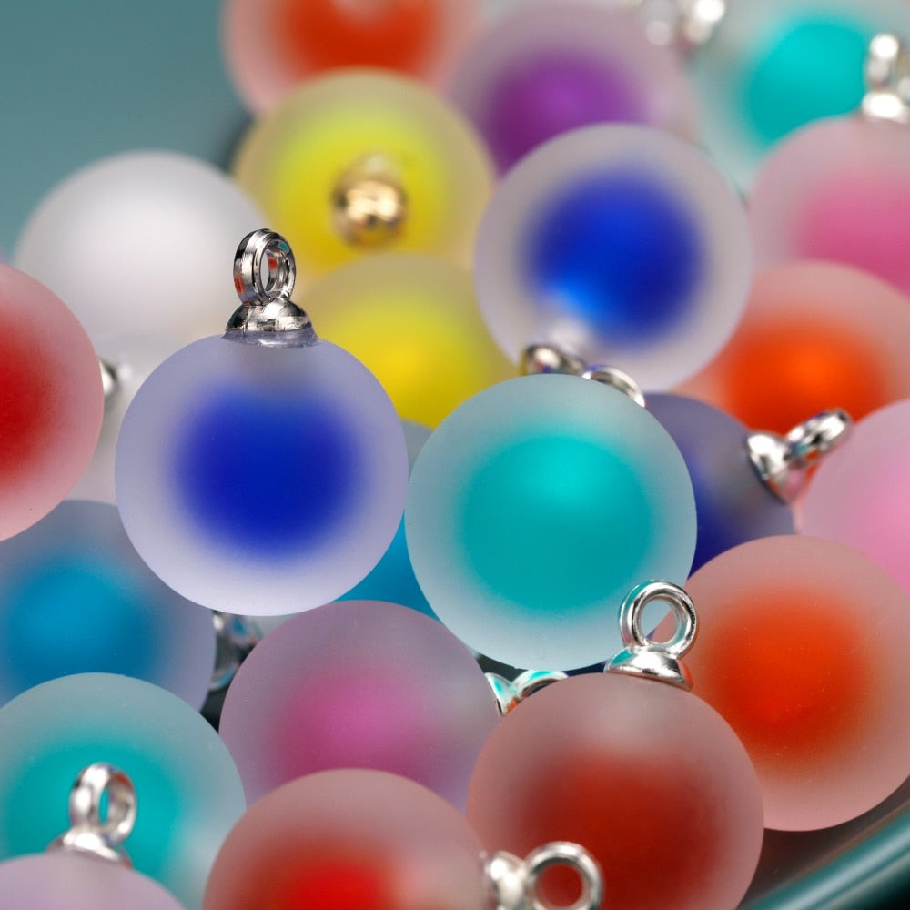 Pendentif à breloques rondes en résine givrée