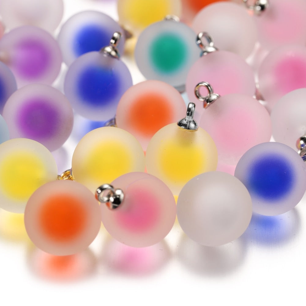 Pendentif à breloques rondes en résine givrée