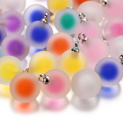 Pendentif à breloques rondes en résine givrée